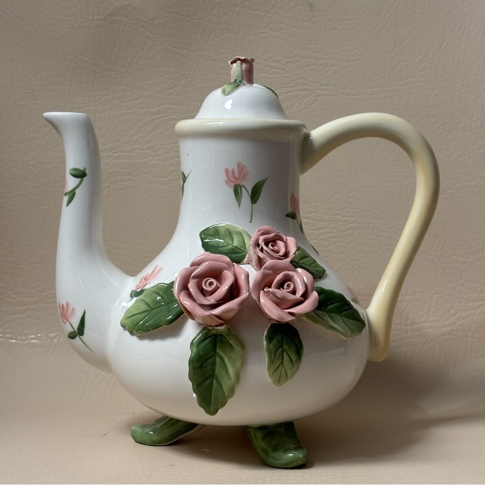 Vintage Home Interiors
Victorian Rose Garden Hand
Painted Teapot